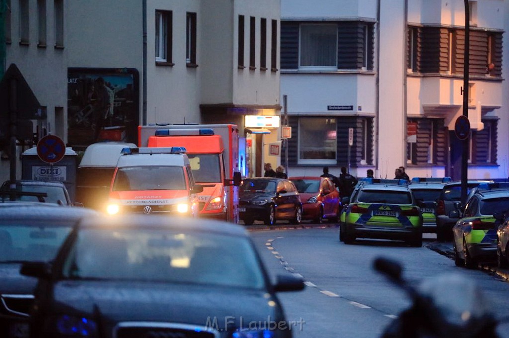 Einsatz BF Pol SEK Bedrohungslage Koeln Buchheim Herlerstr P05.jpg